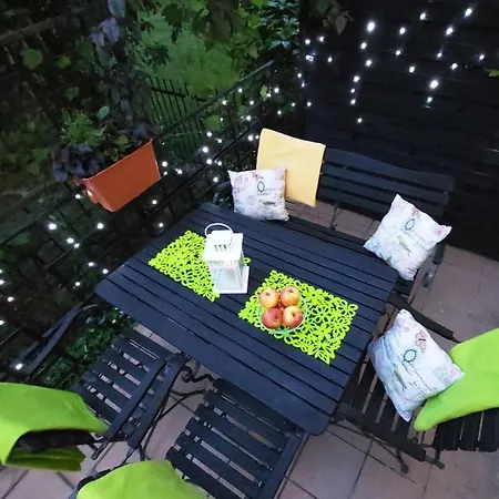 Bed & Breakfast Husarska 60 *