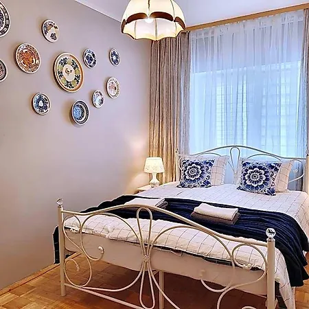 Husarska 60 *