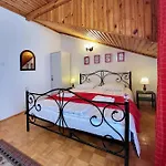 Husarska 60 *